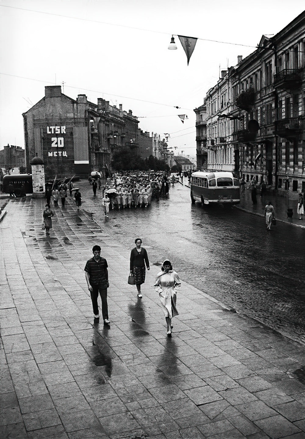 ANTANAS SUTKUS: STREET LIFE